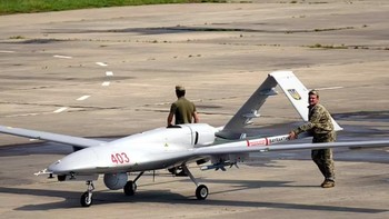 Ini adalah drone atau pesawat tak berawak Bayraktar TB2 buatan Turki yang digunakan Ukraina menghancurkan konvoi Rusia. Foto diambil pada Juni 2021. Foto: Barcroft Media