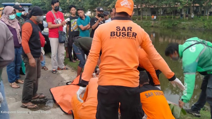 Petugas mengevakuasi mayat tak dikenal di Sungai Tuntang, Bawen, Semarang, Senin (28/2/2022).