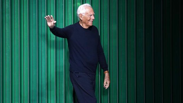 Italian designer Giorgio Armani accepts applause after presentation of his Fall/Winter 2022-2023 fashion collection, unveiled during the Fashion Week in Milan, Italy, Sunday, Feb. 27, 2022. (AP Photo/Luca Bruno)