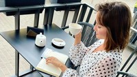 Santai menyeruput teh juga dilakukan sambil melakukan sedikit pekerjaan. Kemana-mana dirinya tak pernah lupa membawa buku catatannya. Foto: Instagram/anastasiia.lenna