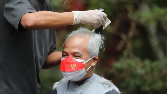Ganjar Pranowo ikut aksi cukur gundul dalam penggalangan dana untuk membantu anak-anak penderita kanker, Senin (28/2/2022).