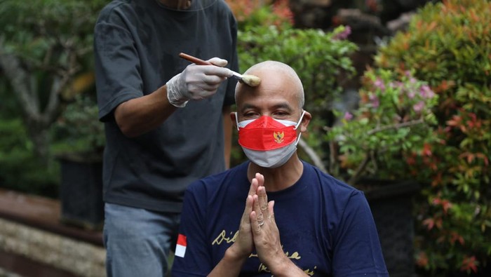 Ganjar Pranowo ikut aksi cukur gundul dalam penggalangan dana untuk membantu anak-anak penderita kanker, Senin (28/2/2022).