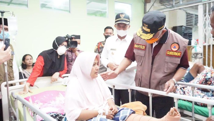 Gubernur Sumbar Mahyeldi tinjau kondisi korban gempa di Pasaman Barat