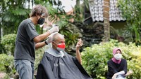 Acara penggalangan dana itu diselenggarakan di Mal Paragon Kota Semarang. Banyak orang yang datang untuk menyumbangkan uangnya dan ikut cukur gundul. Sedangkan Ganjar ikut berpartisipasi dari rumah dinasnya, dia mengikuti acara secara daring. Di lokasi, ada juga seorang wanita berambut sebahu yang nekat mencukur habis rambutnya. Ia adalah Asrida Ulinuha (42) yang tergerak hatinya untuk berempati kepada anak-anak penderita kanker. Bahkan, aksinya cukur gundulnya itu mendatangkan donasi sekitar Rp 25 juta.