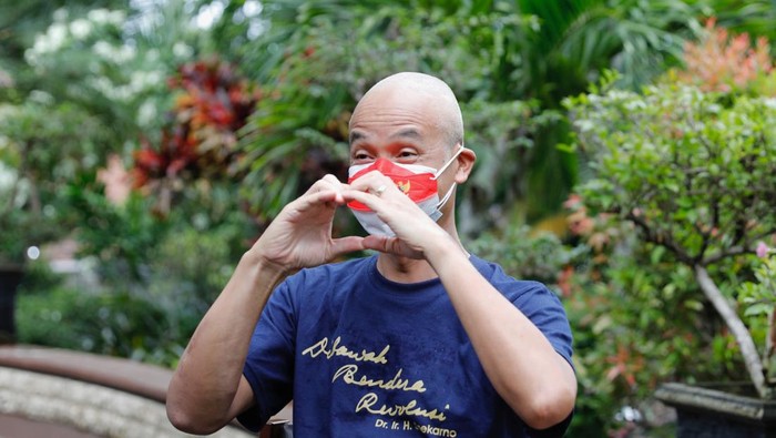 Gubernur Jateng Ganjar Pranowo tiba-tiba berubah penampilan. Kini, kepala orang nomor satu di Jawa Tengah itu gundul plontos!