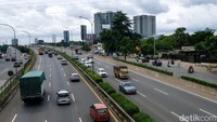 Libur panjang dimanfaatkan warga untuk berwisata ke luar kota.