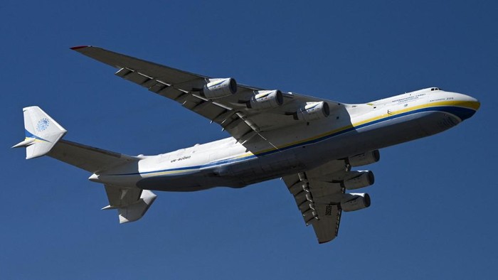 (FILES) This file photo taken on April 23, 2020 shows an Antonov-225 Mriya cargo plane carrying medical cargo from China preparing to land at an airfield in Gostomel outside Kiev amid the COVID-19 coronavirus pandemic. - The worlds largest plane, the Ukrainian Antonov-225 freighter, was destroyed by Russian strikes on an airport near Kiev in the midst of heavy fighting, the state-run Ukroboronprom announced, on February 27, 2022. (Photo by GENYA SAVILOV / AFP)