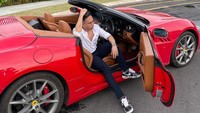 Lamborghini Huracan itu juga dipamerkan oleh Indra Kenz melalui akun instagram pribadinya. Supercar buas asal Italia ini dibekali mesin V10 berkapasitas 5.2 liter, Huracan Spyder penggerak roda belakang ini bakal mampu menyemburkan 572 tenaga kuda dan torsi mencapai 398 lb-ft. 