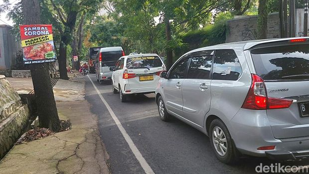 Kepadatan arus lalu lintas terjadi dari arah Setiabudi, Kota Bandung menuju Lembang, Kabupaten Bandung Barat, Senin (28/2/2022).