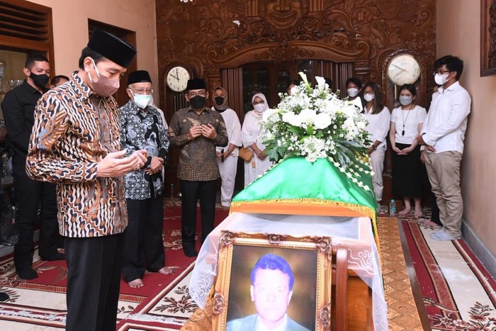 Presiden Jokowi melayat ke rumah Pakde Miyono di Solo, Senin (28/2/2022).