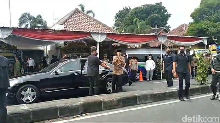 Jokowi tiba di rumah duka Pakde Miyono, Senin (28/2/2022).