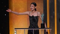 Jung Ho Yeon malam itu tampil cantik dengan gaun hitam. Foto: Chris Pizzello/Invision/AP/Chris Pizzello