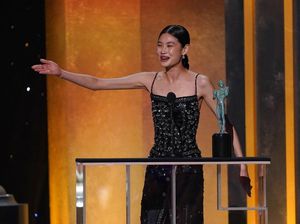 Air Mata Jung Ho Yeon saat Menang Piala SAG Awards