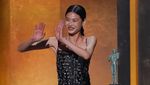 Air Mata Jung Ho Yeon saat Menang Piala SAG Awards