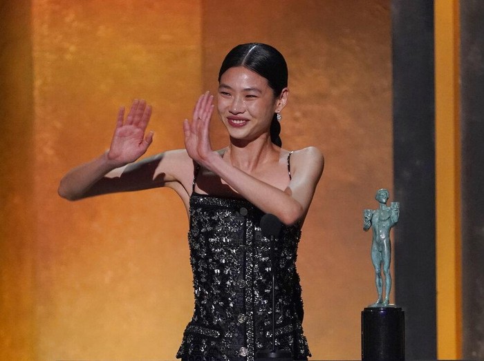 Jung Ho-yeon, left, accepts the award for outstanding performance by a female actor in a drama series for Squid Game at the 28th annual Screen Actors Guild Awards at the Barker Hangar on Sunday, Feb. 27, 2022, in Santa Monica, Calif. (AP Photo/Chris Pizzello)