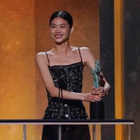 Kini bukan hanya pujian yang didapat Jung Ho Yeon. Aktris yang mengawali karier sebagai model itu meraih penghargaan internasional pada ajang Screen Actors Guild Awards 2022 yang digelar Minggu (27/2/2022). Dia meraih piala aktris wanita terbaik dalam serial drama. Foto: Chris Pizzello/Invision/AP/Chris Pizzello