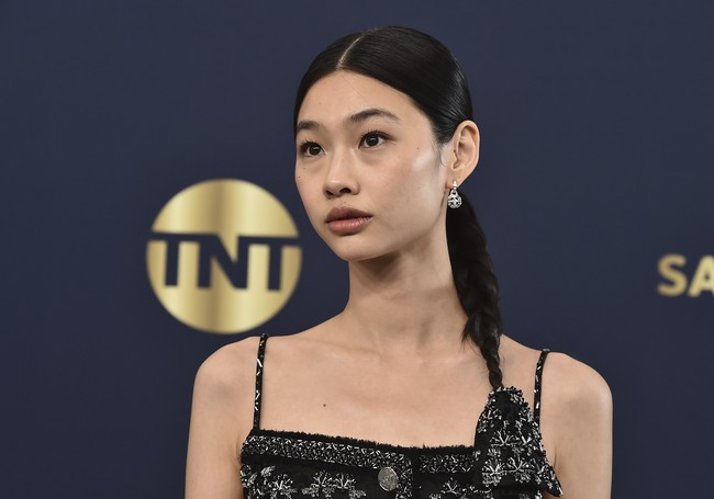 Hair stylist yang menata rambut Jung Ho Yeon, Jenny Cho juga memberikan bocoran soal gaya sang aktris. “Aku tidak bisa menyembunyikan fakta bahwa aku sangat emosional menjadi salah satu yang menata rambutnya dengan dengan gaya kepang khas Korea versi modern dan menaruh daenggi di rambutnya,” kata Jenny. Foto: Jordan Strauss/Invision/AP/Jordan Strauss