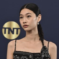 Hair stylist yang menata rambut Jung Ho Yeon, Jenny Cho juga memberikan bocoran soal gaya sang aktris. “Aku tidak bisa menyembunyikan fakta bahwa aku sangat emosional menjadi salah satu yang menata rambutnya dengan dengan gaya kepang khas Korea versi modern dan menaruh daenggi di rambutnya,” kata Jenny. Foto: Jordan Strauss/Invision/AP/Jordan Strauss