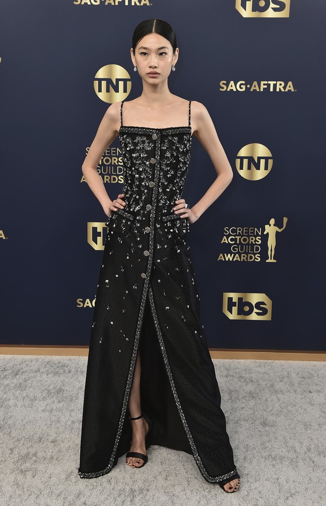 Gaun hitam Jung Ho Yeon hadir dengan bordir kristal dan bebatuan perak serta detail belahan di bagian tengah rok. Aktris 27 tahun itu memilih makeup dan perhiasan minimalis dari Louis Vuitton untuk menyempurnakan penampilannya. Foto: Jordan Strauss/Invision/AP/Jordan Strauss