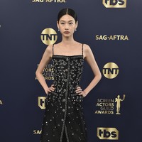 Gaun hitam Jung Ho Yeon hadir dengan bordir kristal dan bebatuan perak serta detail belahan di bagian tengah rok. Aktris 27 tahun itu memilih makeup dan perhiasan minimalis dari Louis Vuitton untuk menyempurnakan penampilannya. Foto: Jordan Strauss/Invision/AP/Jordan Strauss