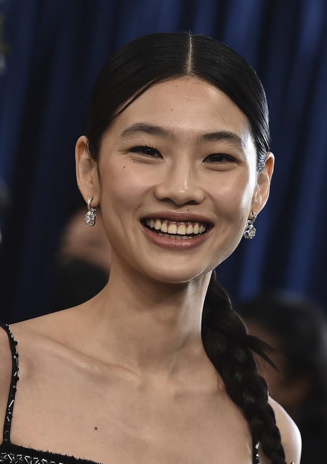Jung Ho YeonNama Jung Ho Yeon melambung setelah membintangi Squid Game. Model yang beralih jadi aktris tersebut langsung mendapat berbagai tawaran, termasuk dari Hollywood. Selain tampil di video klip The Weeknd, ia juga disebut akan berperandi film The Governess bersama Lily-Rose Depp.Foto: Jordan Strauss/Invision/AP/Jordan Strauss