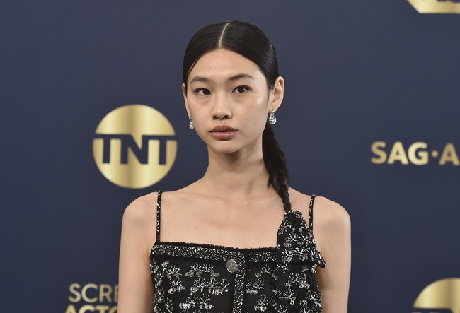 Creative Director Louis Vuitton Nicolas Ghesquière membuat pita khusus untuk Jung Ho Yeon yang terinspirasi dari gaya orang Korea Selatan. Aksesori pita tersebut merupakan daenggi yang sudah berabad-abad digunakan orang Korea. Foto: Jordan Strauss/Invision/AP/Jordan Strauss