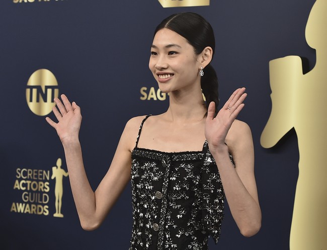 Jung Ho Yeon tampil memesona saat naik ke atas panggung menerima piala SAG Awards pertamanya. Dia mengenakan gaun custom dari Louis Vuitton. Foto: Jordan Strauss/Invision/AP/Jordan Strauss