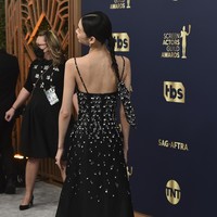Saat tampil di SAG Awards 2022, Jung Ho Yeon juga mencuri atensi dengan gaya rambutnya yang dikepang dan diikat pita yang matching dengan gaunnya. Foto: Jordan Strauss/Invision/AP/Jordan Strauss