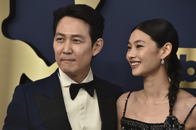 Jung Ho Yeon dikenal sebagai pemeran Sae Byeok, pembelot dari Korea Utara di drama Korea Squid Game. Akting perdananya di Squid Game meraih banyak pujian penonton. Foto: Jordan Strauss/Invision/AP/Jordan Strauss