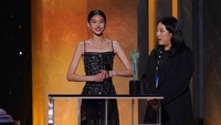 Penghargaan ini adalah nominasi dan kemenangan Jung Ho Yeon di SAG Awards. Foto: Chris Pizzello/Invision/AP/Chris Pizzello