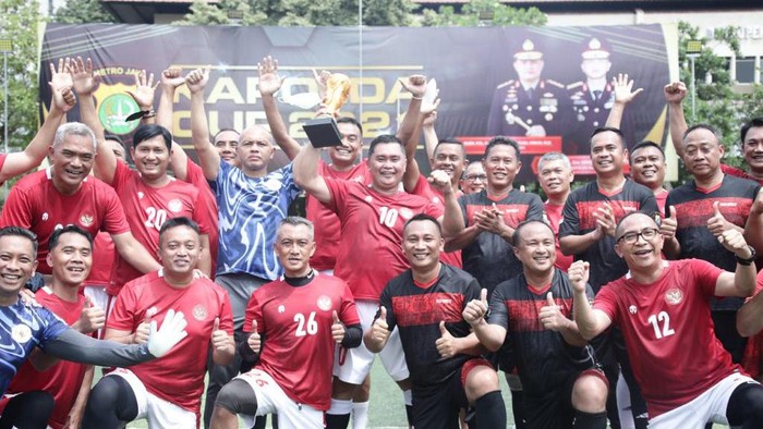 Kapolda Metro Jaya dan Kapolda Kepri tanding bola