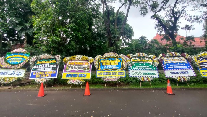 Karangan bunga di rumah duka Wantimpres Arifin Panigoro (Mulia Budi/detikcom)