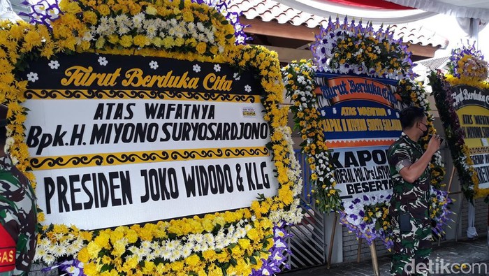 Presiden Jokowi mengirim karangan bunga ke rumah Miyono, Senin (28/2/2022).