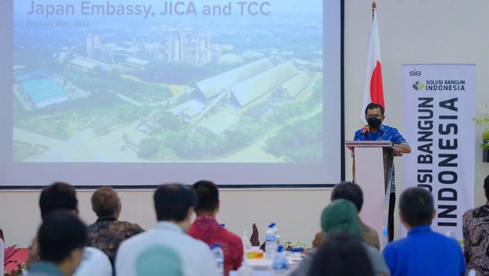 Direktur Utama SIG, Donny Arsal (kiri) memberikan cinderamata kepada Minister for Economic Affairs and Development dari Kedutaan Besar Jepang di Indonesia, Masato Usui (kanan), saat berkunjung di SBI Pabrik Narogong, Bogor, Jawa Barat (25/2).