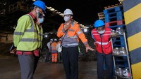 Minister for Economic Affairs and Development dari Kedutaan Besar Jepang di Indonesia, Masato Usui mendengarkan penjelasan tentang proses pengolahan sampah menjadi bahan bakar alternatif di GreenZone, fasilitas pengolahan limbah industri dan sampah ramah lingkungan milik SBI di Narogong, Bogor, Jawa Barat.