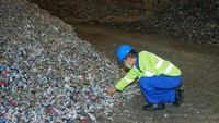 Sampah harus melalui serangkaian proses seperti pencacahan dan pencampuran untuk mendapatkan tingkat kelembaban dan nilai kalori yang sesuai agar dapat dimanfaatkan sebagai bahan bakar alternatif.