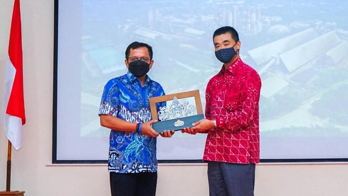 Direktur Utama SIG, Donny Arsal (kiri) memberikan cinderamata kepada Minister for Economic Affairs and Development dari Kedutaan Besar Jepang di Indonesia, Masato Usui (kanan), saat berkunjung di SBI Pabrik Narogong, Bogor, Jawa Barat (25/2).