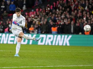 Duh, Bola Tendangan Penalti Kepa Dibawa Pulang Fans Liverpool