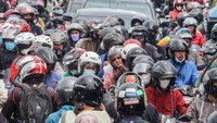 Tingginya volume kendaraan wisatawan saat libur Isra Miraj Nabi Muhammad SAW menyebabkan terjadinya kepadatan di jalur wisata Puncak Bogor sehingga Polres Bogor memberlakukan sistem satu arah serta pengalihan arus lalu lintas untuk mengurai kepadatan kendaraan.