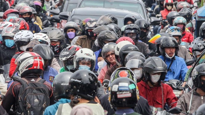 Kepadatan kendaraan di jalur wisata Puncak, Cisarua, Kabupaten Bogor, Jawa Barat, Senin (28/2/2022). Tingginya volume kendaraan wisatawan saat libur Isra Miraj Nabi Muhammad SAW menyebabkan terjadinya kepadatan di jalur wisata Puncak Bogor sehingga Polres Bogor memberlakukan sistem satu arah serta pengalihan arus lalu lintas untuk mengurai kepadatan kendaraan. ANTARA FOTO/Yulius Satria Wijaya/tom.