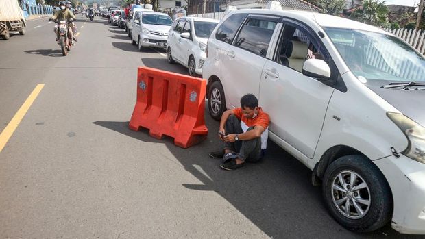 Kepadatan kendaraan di jalur wisata Puncak, Cisarua, Kabupaten Bogor, Jawa Barat, Senin (28/2/2022). Tingginya volume kendaraan wisatawan saat libur Isra Miraj Nabi Muhammad SAW menyebabkan terjadinya kepadatan di jalur wisata Puncak Bogor sehingga Polres Bogor memberlakukan sistem satu arah serta pengalihan arus lalu lintas untuk mengurai kepadatan kendaraan. ANTARA FOTO/Yulius Satria Wijaya/tom.