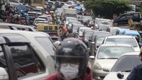 Kapolda Jawa Barat Irjen Suntana saat memantau arus lalu lintas Puncak di Bogor, Jawa Barat, Senin (28/2/2022) mengatakan, dari 82.000 itu, 50.000 kendaraan di antaranya telah kembali ke Jakarta. Sedangkan sisanya sekitar 27.000 kendaraan masih berada di jalur Puncak. Sore ini, one way kembali diberlakukan untuk mengantisipasi kemacetan di jalur Puncak. One way berlaku untuk kendaraan dari Puncak ke Jakarta, sedangkan kendaraan menuju Puncak ditutup sore ini.