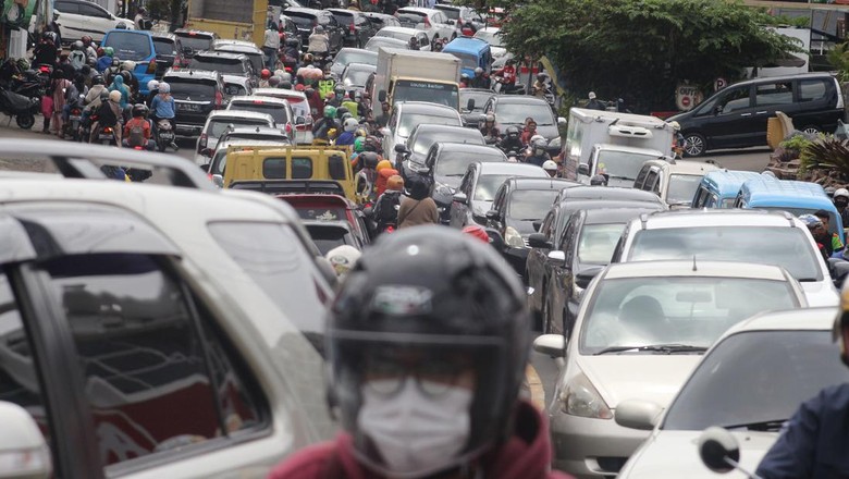 KEPADATAN ARUS LALU LINTAS DI JALUR PUNCAK BOGOR Kepadatan kendaraan di jalur wisata Puncak, Cisarua, Kabupaten Bogor, Jawa Barat, Senin (28/2/2022). Tingginya volume kendaraan wisatawan saat libur Isra Miraj Nabi Muhammad SAW menyebabkan terjadinya kepadatan di jalur wisata Puncak Bogor sehingga Polres Bogor memberlakukan sistem satu arah serta pengalihan arus lalu lintas untuk mengurai kepadatan kendaraan. ANTARA FOTO/Yulius Satria Wijaya/tom.