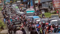 Kepadatan kendaraan di jalur wisata Puncak, Cisarua, Kabupaten Bogor, Jawa Barat, Senin (28/2/2022).