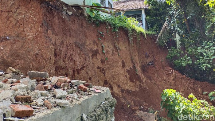 Kondisi tiga ruangan MTS Arribathiyah di Kabupaten Lebak, Provinsi Banten, mengalami rusak berat. Foto ini diambil sebelum ruangan tersebut ambruk. (Foto: Fathul Rizkoh/detikcom)
