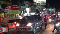 Lalin Puncak Ke Jakarta Ramai Malam Ini, Kendaraan Pelat B Mendominasi