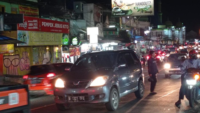 Lalu lintas di Cisarua, Bogor, Selasa (28/2/2022) malam ramai lancar