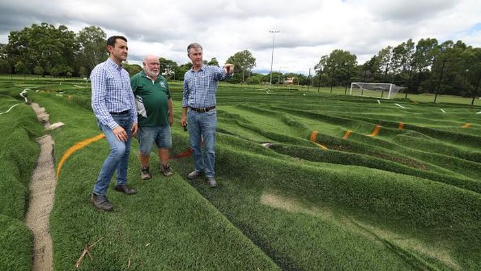 Lapangan Sepakbola di Australia Hancur Diterjang Banjir BRISBANE, AUSTRALIA - FEBRUARY 28: Mitchellton Football Club's field that was destroyed by floodwaters on February 28, 2022 in Brisbane, Australia. Parts of South-East Queensland are experiencing the worst flooding in over a decade, with several towns under evacuation orders and the death toll rising. (Photo by Peter Wallis/Getty Images)