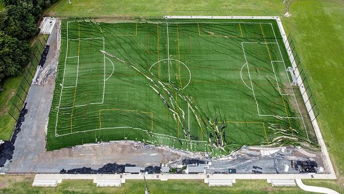 Lapangan Sepakbola di Australia Hancur Diterjang Banjir BRISBANE, AUSTRALIA - FEBRUARY 28: Mitchellton Football Club's field that was destroyed by floodwaters on February 28, 2022 in Brisbane, Australia. Parts of South-East Queensland are experiencing the worst flooding in over a decade, with several towns under evacuation orders and the death toll rising. (Photo by Peter Wallis/Getty Images)