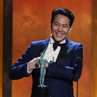 Lee Jung JaeSelain Jung Ho Yeon, lawan mainnya dalam Squid ini juga kebanjiran tawaran dari Hollywood. Lee Jung Jae disebut akan debut di Hollywood pada 2022 dan telah dikontrak oleh American Creative Artists Agency yang menangani Brad Pitt, Tom Hanks, George Clooney, dan lain-lain. Tak hanya jadi aktor, Lee Jung Jae juga bisa dipromosikan sebagai produser dan sutradara.Foto: Chris Pizzello/Invision/AP/Chris Pizzello